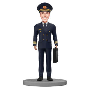 Капитан в униформа и куфарче с шапка 