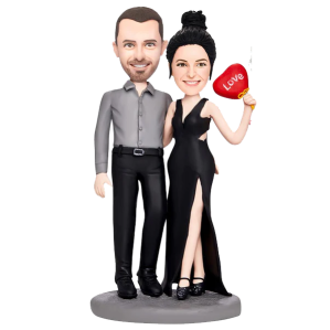 Влюбена двойка с официално облекло и сърце